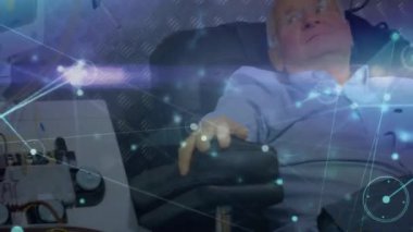 Elektronik aletlerle çalışan, ağ bağlantıları ve veri işleme animasyonlarıyla çevrili biri. Teknoloji, siber