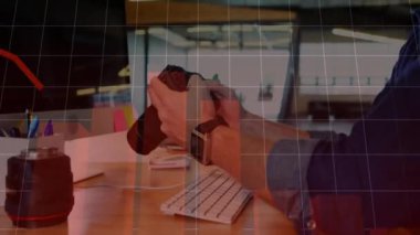 Ofiste akıllı telefon kullanan bir adamın finansal veri animasyonunu analiz ediyorum. İş, teknoloji, analiz, finans, cep telefonu, şirket