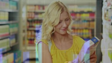 Beyaz kadın alışverişi üzerine finansal veri işleme animasyonu. Küresel alışveriş, finans, perakende ve dijital arayüz kavramı, dijital olarak oluşturulmuş video.