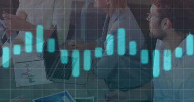 Ofiste dizüstü bilgisayarlar üzerinde çalışan iş adamlarının finansal veri haritası. finans, takım çalışması, teknoloji, analitik, üretkenlik, kurumsal