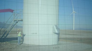 Rüzgar türbini incelemesi, veri analiz animasyonuyla şebeke arka planında. Yenilenebilir enerji, teknoloji, sürdürülebilirlik, tanı, temizlik