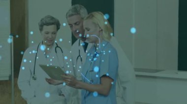 Tabletteki hasta bilgilerini, siber güvenlik kilidi animasyonu olan doktorları inceliyorum. Sağlık, teknoloji, tıbbi, dijital, veri koruması, şifreleme