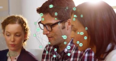 Çeşitli iş adamları ikon animasyon ağıyla finansal verileri işliyor. finans, takım çalışması, teknoloji, veri analizi, profesyoneller, işbirliği