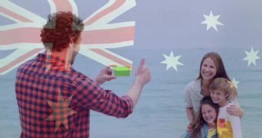 Sahilde gülümseyen bir ailenin fotoğrafını çekmek, Avustralya bayrağı animasyonu. Tatil, yaz, tatil, vatanseverlik, birliktelik, mutluluk