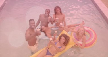 Havuzda içki içen bir grup arkadaş, yaz eğlencesi animasyonu. Havuz partisi, tatil, eğlence, kutlama, yüzme