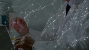Bağlantılar ağı ve elinde gözlük olan bir adamın animasyonu. Teknoloji, siber, dijital, iletişim, yenilik kavramı