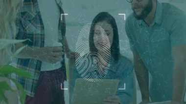 Ofiste işbirliği yapan çeşitli insanlar üzerinde parmak izi tarama animasyonu. Biyometrik, teknoloji, işbirliği, takım çalışması, dijital, güvenlik