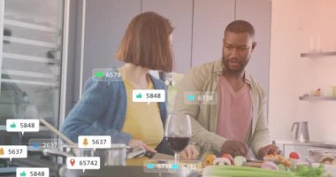 Modern mutfakta yemek pişiren insanlarla ilgili sosyal medya animasyonu. teknoloji, etkileşim