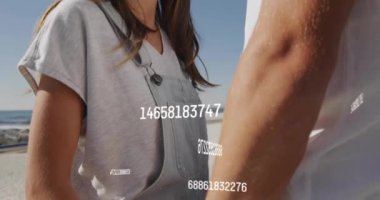 Gülümseyen bir kadın, sahnenin üzerinde rakamlarla canlandırılmış bir insana bakıyor. Teknoloji, veri, yenilik, iş, analitik, finans