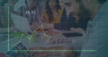 Ofiste çalışan, görevlere odaklanan insanlar üzerinde finansal grafik animasyonu. İş, finans, takım çalışması, üretkenlik, veri, analiz