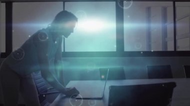 Ofiste dizüstü bilgisayar kullanan iş kadını veri ağı animasyonuyla çalışıyor. teknoloji, internet, ağ oluşturma, profesyonel