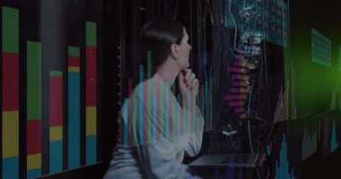 Sunucu odasında çalışan kadının veri tablolarını inceliyorum. Teknoloji, veri analizi, siber güvenlik, bilişim, yenilik, ağ oluşturma