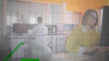 Modern ofiste çalışan iş adamları üzerinde yeşil çizgi grafik animasyonu. analitik, takım çalışması, teknoloji, yenilik, üretkenlik, işbirliği