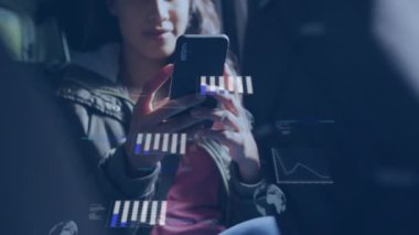 Akıllı telefon kullanan kadın, grafikleri ve grafikleri olan animasyon veri işleme sistemiyle çevrili. Teknoloji, yenilik, analitik, iş, görselleştirme, mobil