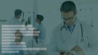 Hastanede çalışan doktorların tıbbi veri animasyonları işleniyor. Sağlık, teknoloji, araştırma, profesyoneller, tıp, tanı