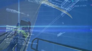 İkili kod ve borsa veri animasyonu iskeledeki inşaat işçisi üzerinde. Teknoloji, finans, ilerleme, yatırım, yenilik