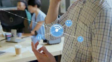 Müzik ve kablosuz bağlantı ofiste çalışan insanlar üzerinde animasyon simgeleri oluşturur. İş, teknoloji, cihazlar, iletişim, işbirliği, cep telefonu