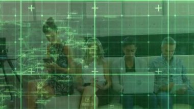 Çeşitli insanlar yeşil ızgaralı ve dijital arayüz animasyonlu elektronik cihazlar kullanıyorlar. Teknoloji, çeşitlilik, elektronik aletler, fütüristik, yenilik