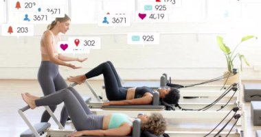 Sosyal medya etkileşimi, fitness stüdyosunda egzersiz yapan kadınlar üzerine animasyon simgeleri oluşturuyor. egzersiz, sağlık, spor salonu, teknoloji