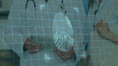 Hastanede tablet kullanan doktorlardan parmak izi taraması yapılıyor. Teknoloji, sağlık, dijital, biyometri, güvenlik, takım çalışması