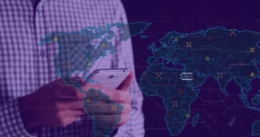 Akıllı telefonu tutan kişi, dünya haritası ve veri canlandırma animasyonu tamam. Teknoloji, küresel, dijital, iletişim, etkileşimli, yenilik