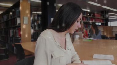 Kütüphanede ders çalışıyor, üstünde ikili kod animasyonu olan bir kadın. Teknoloji, kodlama, siber güvenlik, eğitim, dijital, programlama