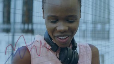 Boynunda kulaklık olan akıllı telefon kullanan birinin borsa veri animasyonu. Finans, teknoloji, yatırım, dijital