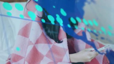 Kareli battaniyeye sarılı kadın üzerinde dijital veri akışı animasyonu. Teknoloji, fütüristik, üst üste, sanal