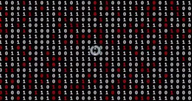 Siyah arkaplan üzerinde dijital kilit ve anahtar animasyonu olan ikili kod. Siber güvenlik, şifreleme, programlama, teknoloji, veri