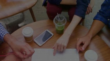 Dizüstü bilgisayarın klavyesini gösteriyor, borsa veri animasyonunu veriyor. Finans, ticaret, yatırım, teknoloji, analiz, ekonomi
