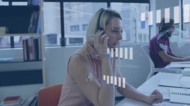 Kulaklıkla konuşan ve bilgisayarla çalışan, veri işleme animasyonu yapan bir kadın. Ofis, iş, teknoloji, iletişim, profesyonel