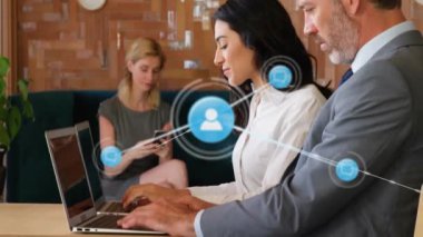 Ağ bağlantıları, sosyal medya simgeleri, iş adamları dizüstü bilgisayarlarla çalışıyor. Ağ, teknoloji, iletişim, animasyon, ofis, işbirliği