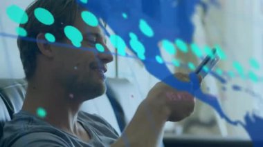 Ofiste akıllı telefon kullanan kişi üzerinde dijital veri işleme animasyonu. Teknoloji, iletişim, yenilik, iş dünyası, modern