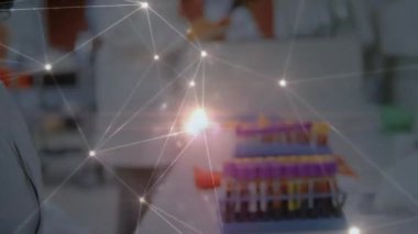 Laboratuvar ekipmanları üzerinde veri işleme animasyonu ve ağ bağlantılarını analiz eden bilim adamı. Bilim, teknoloji, araştırma, analiz