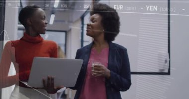 Ekonomik veriler ve döviz kurları, ofiste yürüyen iş kadınlarıyla ilgili animasyonlar. Finans, meslek, ekonomi