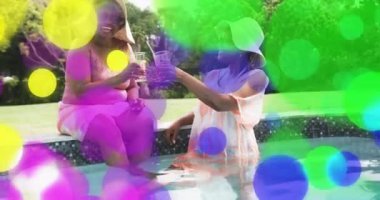 Havuz kenarında oturup konuşmaktan zevk alan kadınlar üzerine renkli bir çizgi film. Rahatlama, dostluk, tatil, yaz, eğlence, tasasız