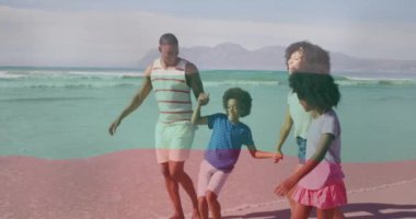 Bulgar bayrağı, güneşli günün tadını çıkararak sahilde yürüyen aile üzerine kurulmuş. Tatil, günbatımı, yaz, açık hava, tatil, doğa