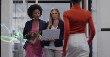 İş kadınları ofis koridorunda iş bilgileri çizelgesi animasyonuyla tartışıyor. işbirliği, takım çalışması, şirket, analitik, teknoloji, tartışma