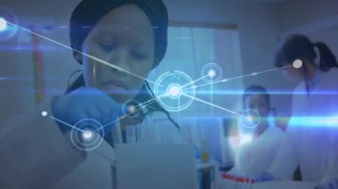 Laboratuvardaki bilim adamının üzerinde bağlantılar ve veri işleme animasyonu ağı. Teknoloji, yenilik, araştırma, bilim, hesaplama, bağlantı