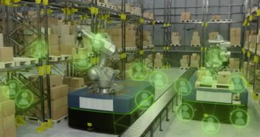 Depoda içinde yeşil holografik ikonlar olan paketleri ayıran robot kol animasyonu. Otomasyon, lojistik, teknoloji, verimlilik, robotik, dağıtım