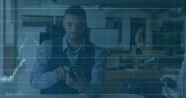 Mali verileri ve borsa eğilimlerini analiz etmek, iş adamının ofisteki akıllı telefonu kullanması. Finans, teknoloji, yatırım, analiz, ekonomi, şirket