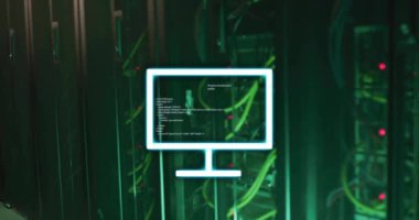 Veri merkezindeki sunucu raflarının üzerinde kod animasyonu olan bilgisayar ekranı. Teknoloji, bilgisayar, siber güvenlik, ağ, altyapı