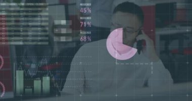 Ofiste çalışan iş adamının finansal veri tabloları ve grafikleri. Finans, analitik, teknoloji, şirket, strateji, analiz