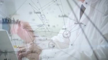 Düşünceli yaşlı adamın ağ bağlantıları ve veri analizleri. Teknoloji, siber güvenlik, dijital, kıdemli