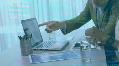 Ofisteki bilgisayarla çeşitli meslektaşların veri işleme animasyonları. İş ve dijital arayüz kavramı, dijital olarak oluşturulmuş video.