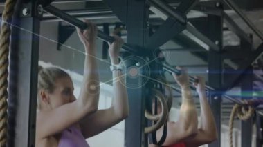 Çekme çubuklarını tutan eller, spor aletlerinin üzerindeki ağ bağlantıları. Fitness, egzersiz, teknoloji, güç, egzersiz, eğitim