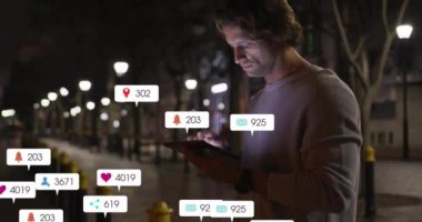 Bildirimler ve sosyal medya, gece tablet kullanan bir adamın animasyonuyla etkileşim halindedir. Teknoloji, dijital, ağ, iletişim, mobil, ekran