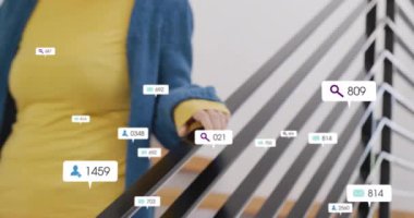 Kapalı alanda duran bir kadın için arama ve sosyal medya istatistikleri animasyonu. Analizler, teknoloji, dijital, pazarlama, grafikler, veriler