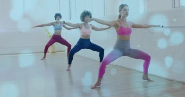 Stüdyoda yoga pratiği yapan, parlayan ışık animasyonlarıyla çevrili kadınlar. Sağlık, meditasyon, fitness, egzersiz, sakinlik, denge