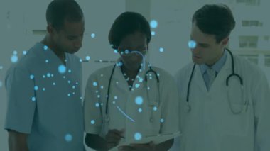 Hasta bilgilerini, kilitli ve kalkan siber güvenlik animasyonuna sahip tıp uzmanlarını tartışıyorlar. Sağlık, veri koruması, takım çalışması, güvenlik, güvenlik